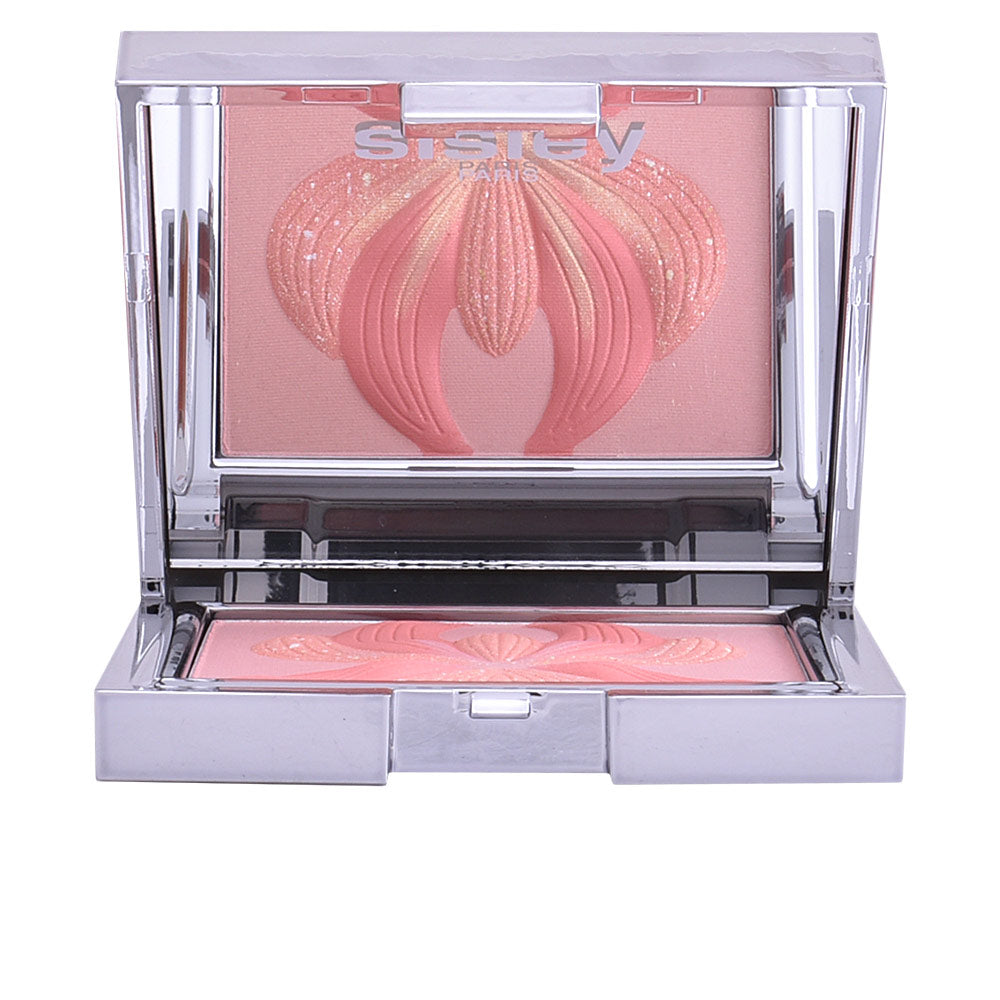 Compact pressed bronzer with three pearlescent coral shades, 15 g compact.