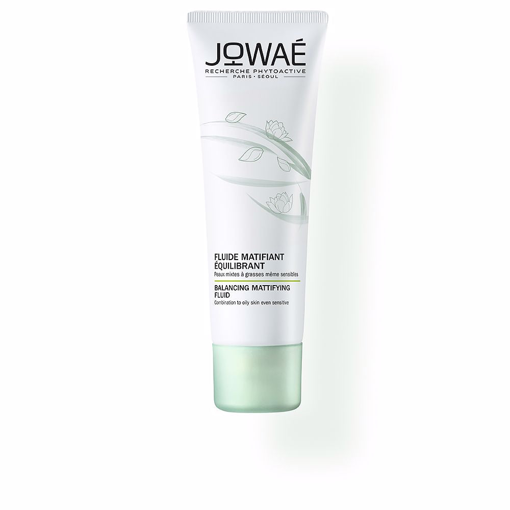 40 ml matte fluid bottle for combination to oily skin, lightweight finish