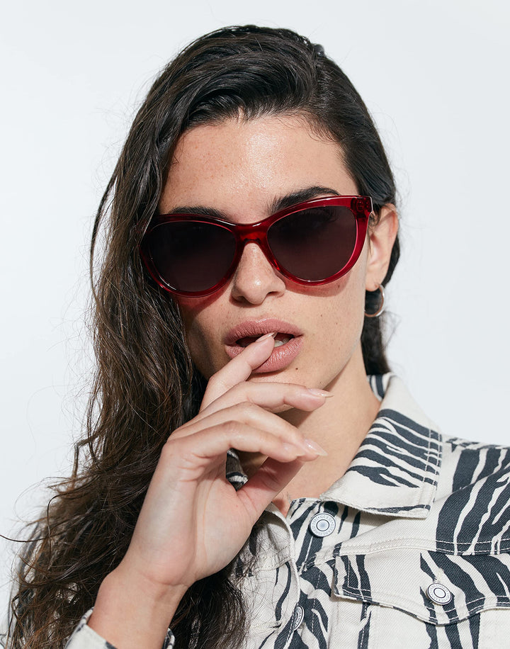 Unisex cat‑eye sunglasses in translucent cherry acetate with grey‑to‑pink gradient lenses