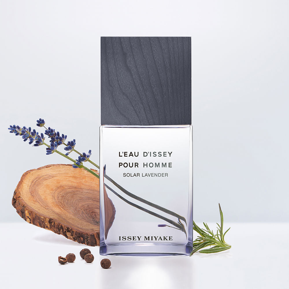 Violet-tinted glass bottle with wooden cap; aromatic woody-aquatic fragrance, 50 ml