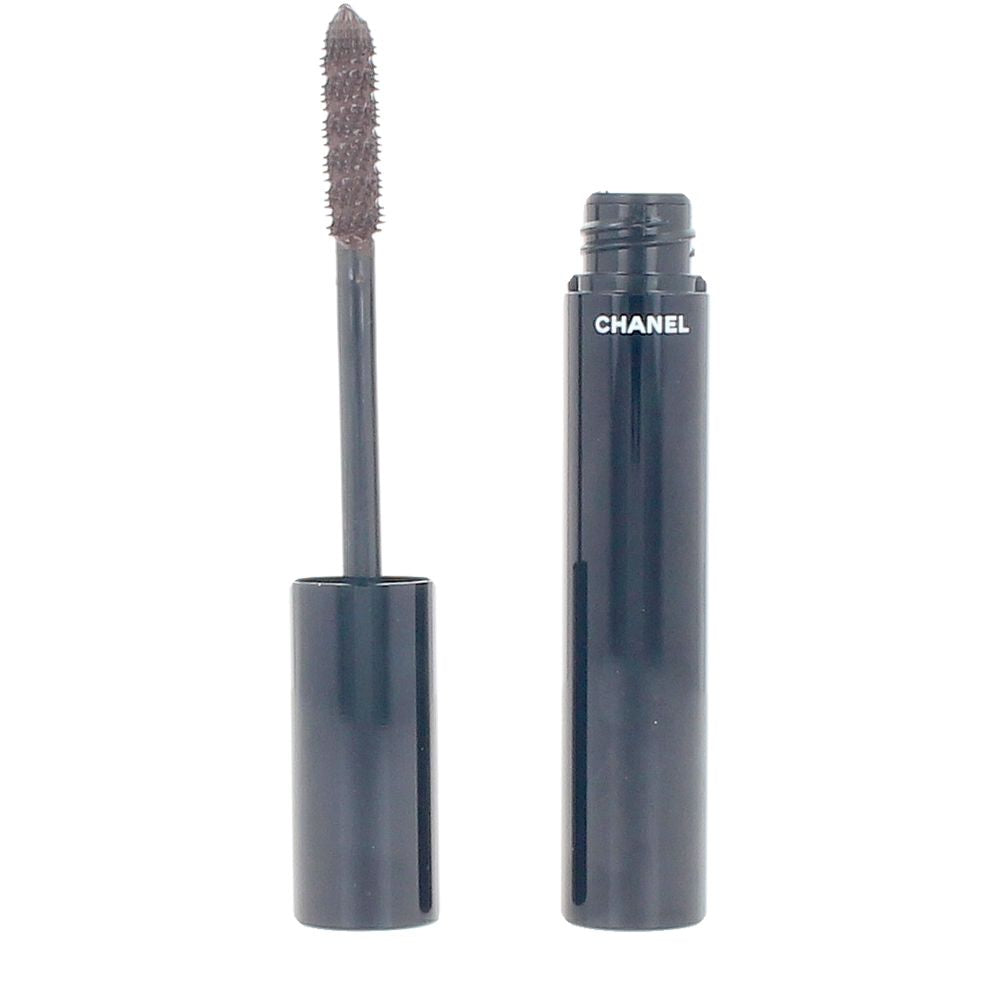 Small 6 g brown volumising mascara with sculpting disc brush, quick-dry formula